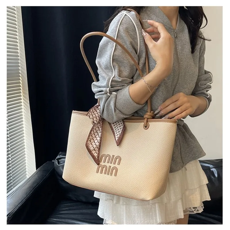 حقيبة يد احترافية للسيدات بتصميم مناسب لبيئة العمل وثقافة الشركات أنيقة