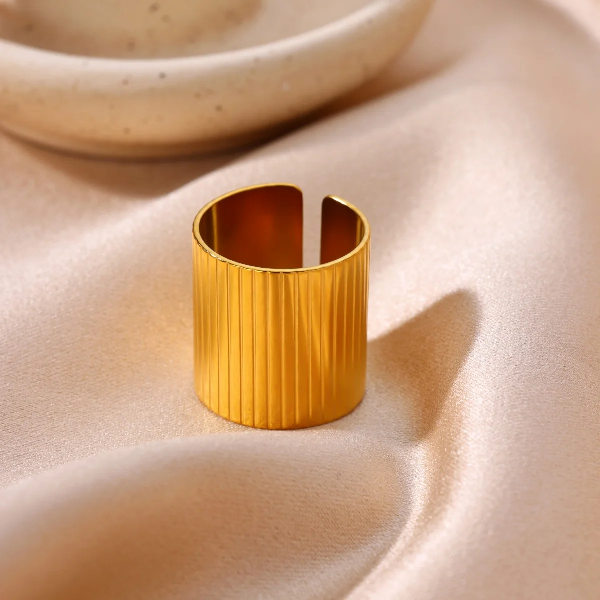 Minimalistische, vertikal gestreifte, strukturierte breite Ringe für Damen, vergoldeter Edelstahl, geometrischer, verstellbarer Ring, trendiger Schmuck
