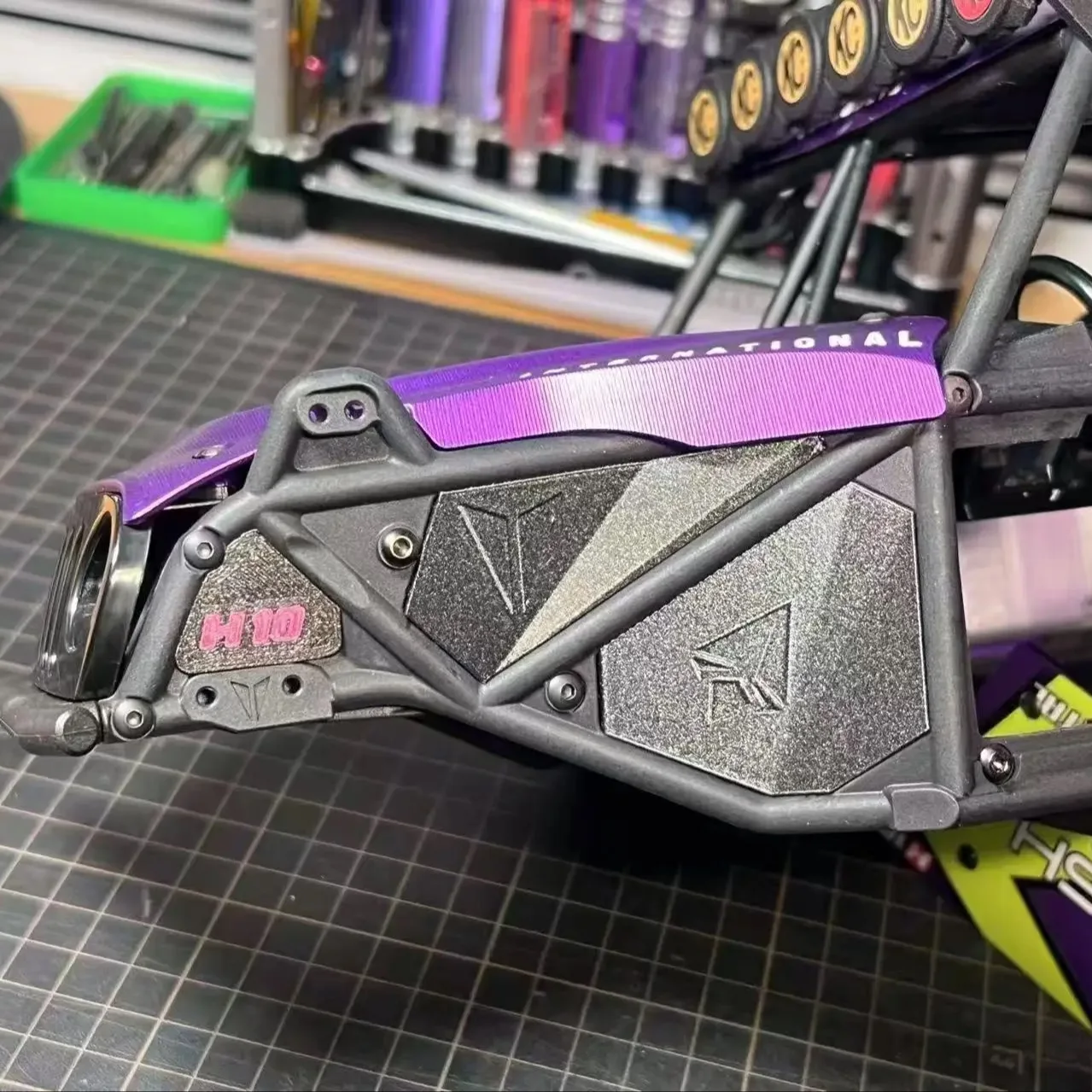 For Vanquish H10 OPTIC FRONT FENDER, INSTALLATION INTO THE CAGE IN AN IN-BUILT MANNER image 2