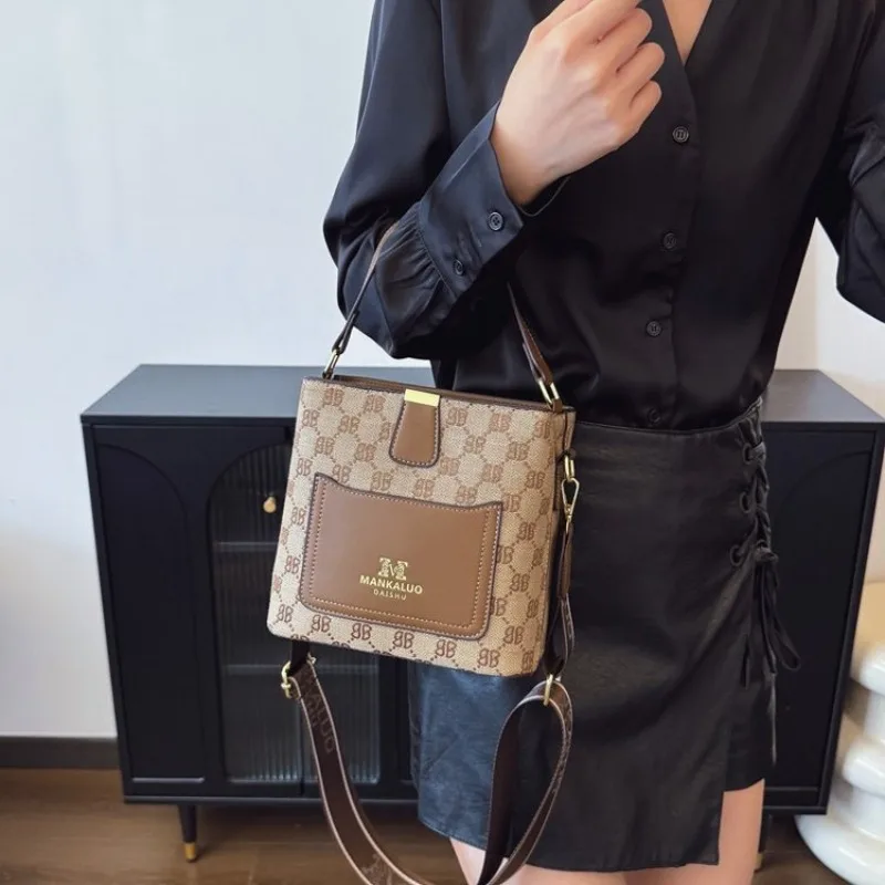 

Elegant Beaded Accent Ladies Handbag Detailed Underarm Shoulder Bag For Parties Weddings And Celebrations