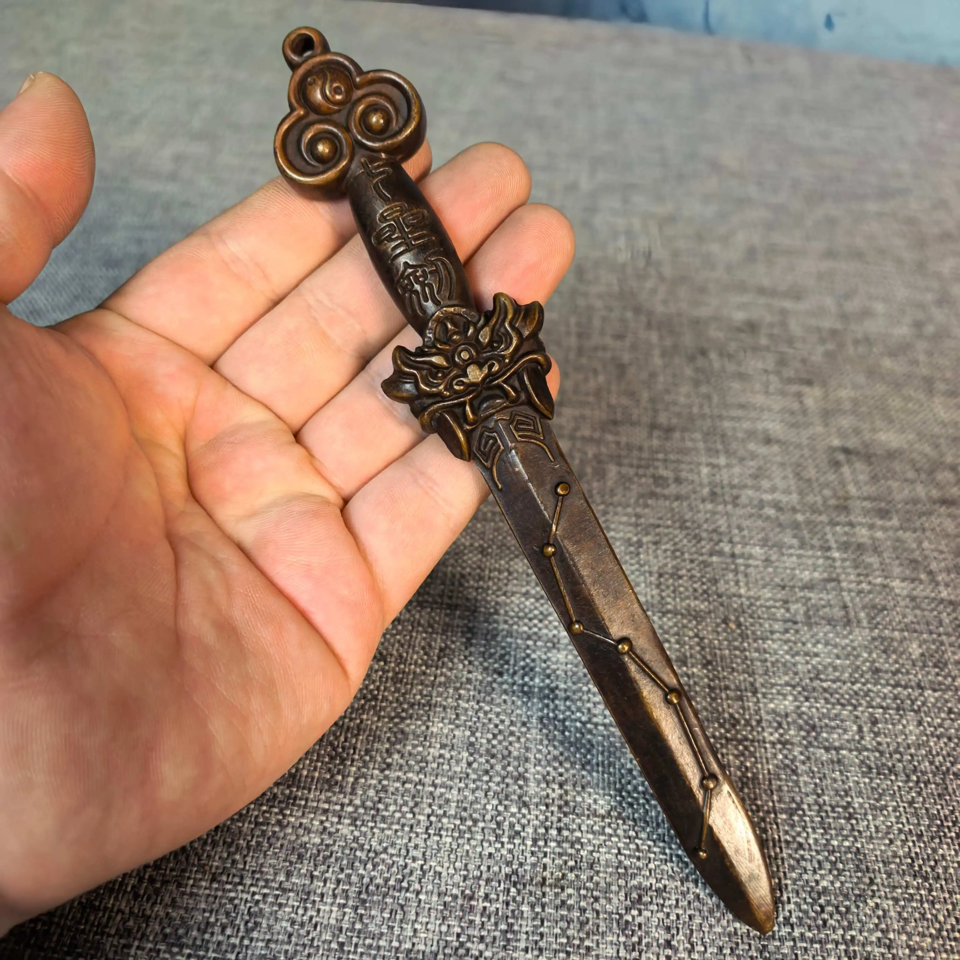 

Brass Seven Star Sword Keychain Pendant - Elegant Home Decor Statue for Entrance, Living Room, and Tea Room