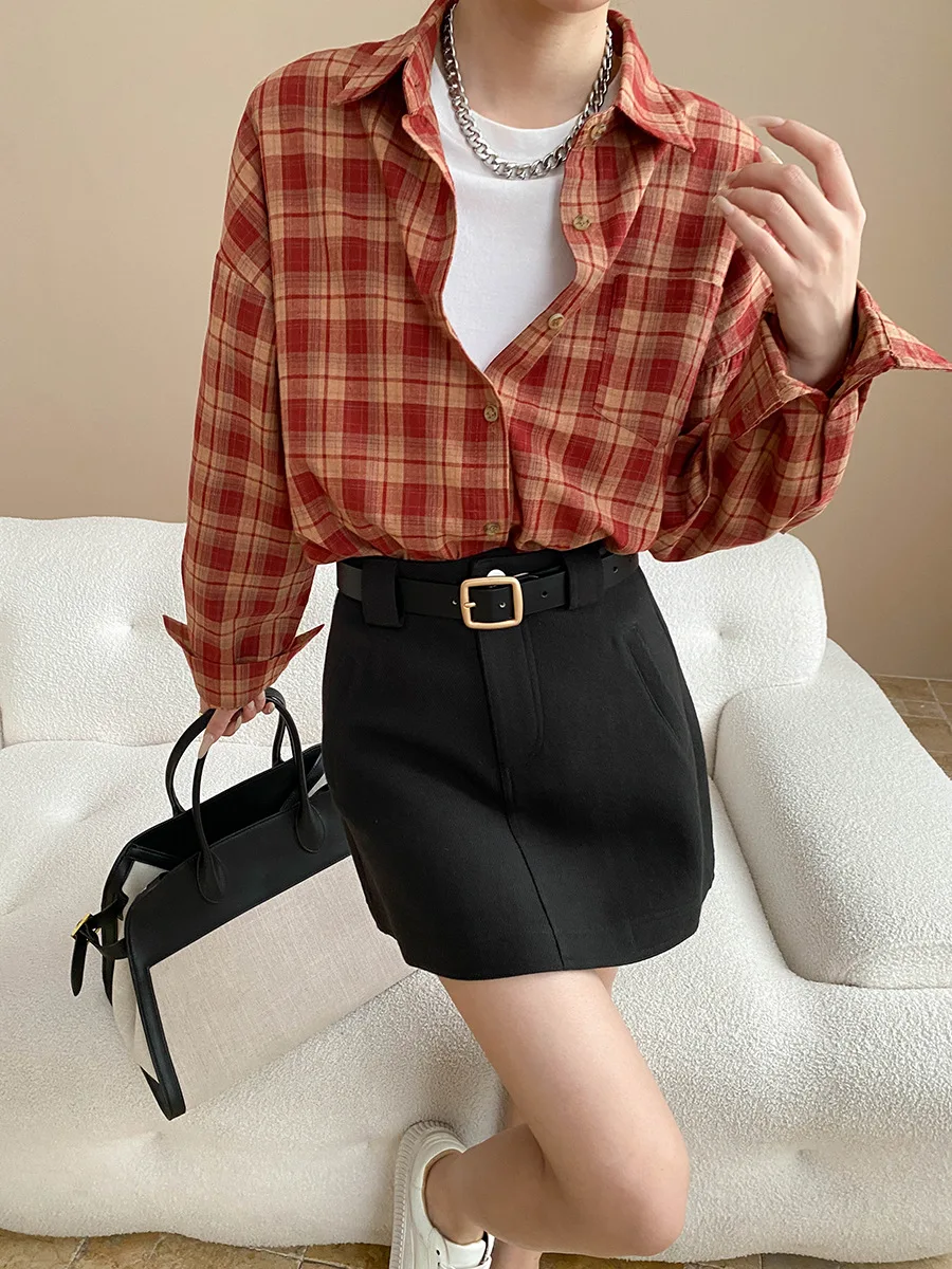 Vroege herfstsfeer, ontspannen en casual, geruite, los gelaagde overhemd met kleurblokken, gemaakt van geheel van katoen