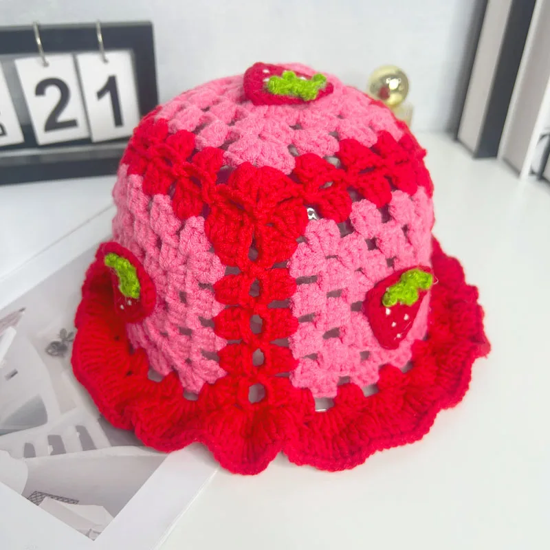 قبعة دلو كروشيه مصنوعة يدويًا على شكل فراولة - قبعة شتوية دافئة كلاسيكية لطيفة للنساء، إكسسوار أنيق للطقس البارد #3