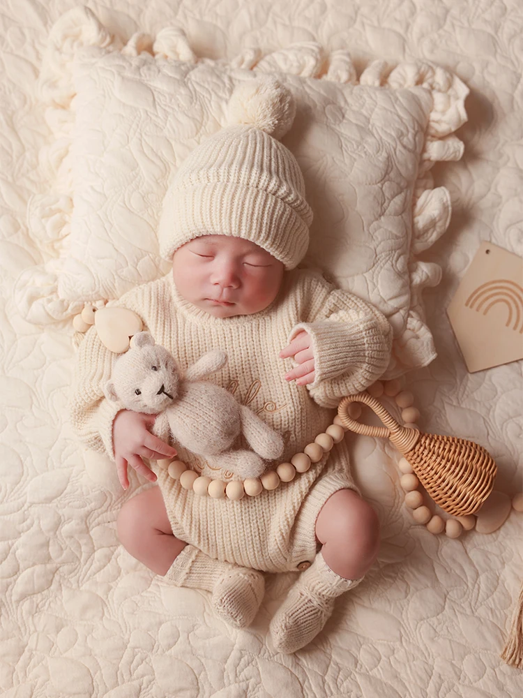 

Beige Newborn Photography Props Baby Romper+pompom Hat Set Cute Knitted Teddy Bear Dolls Studio Infant Warm Style Shooting Theme