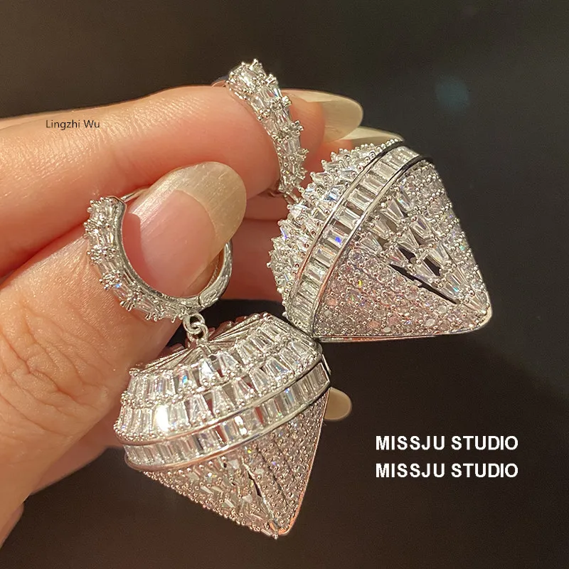 

Lingzhi Wu Luxury Classic Vintage French Hollow Out Diamond Shape Earrings Shining Ear Decoration Female Fashion New Arrival