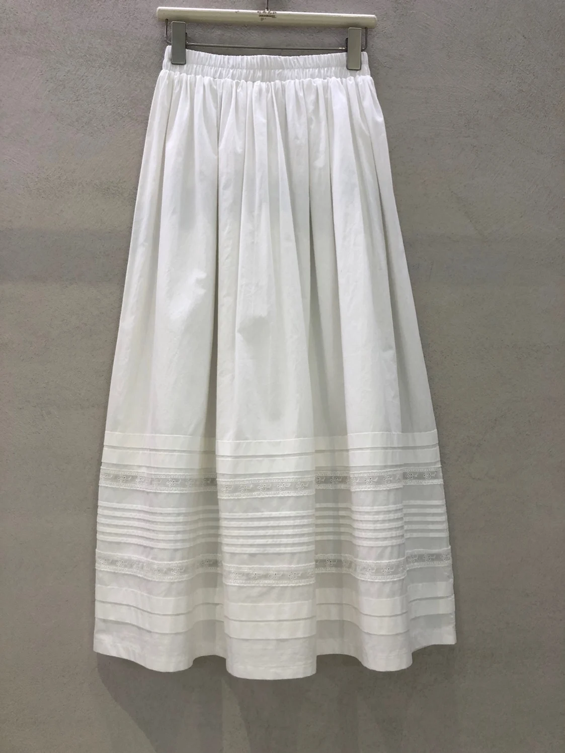 

Японская повседневная свободная белая юбка А-силуэта с вышивкой, кружевом и ажурными вставками, миди, с завышенной талией, стройнящая, фасон «зонтик»