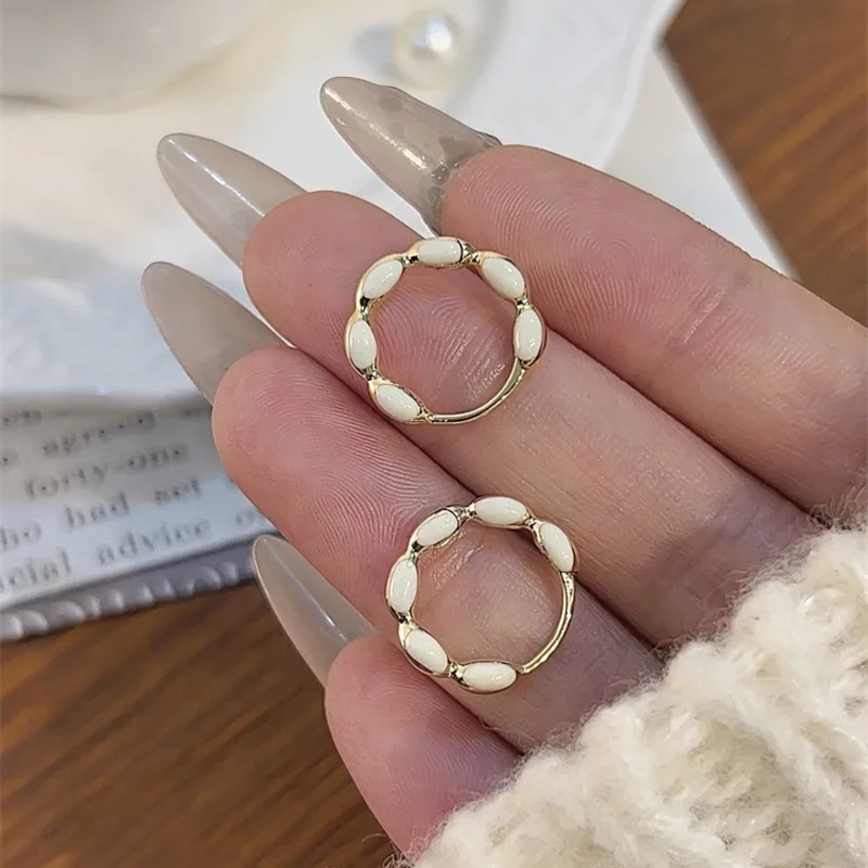 

Белые кружевные круглые серебряные серьги с глазурью, модный французский стиль, изысканная роскошь, нежный изысканный вид