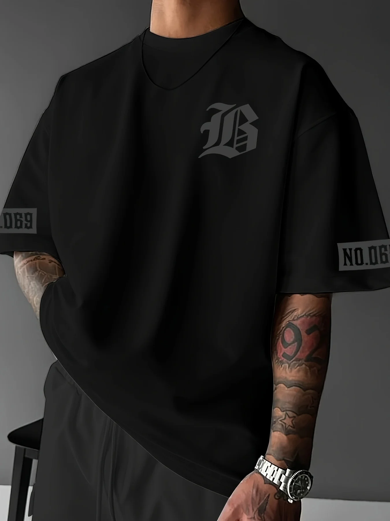 Las populares camisetas para hombre para el verano de 2025, son ligeras, cómodas y adecuadas para estilos deportivos e sencillos informales.