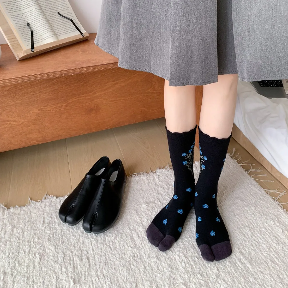 High Quality For Women Fishion Elegant Retro Split Toe Cotton Socks Plant Floral Patterns Soft Mid-Tube Two-Toed Women Tabi Sox