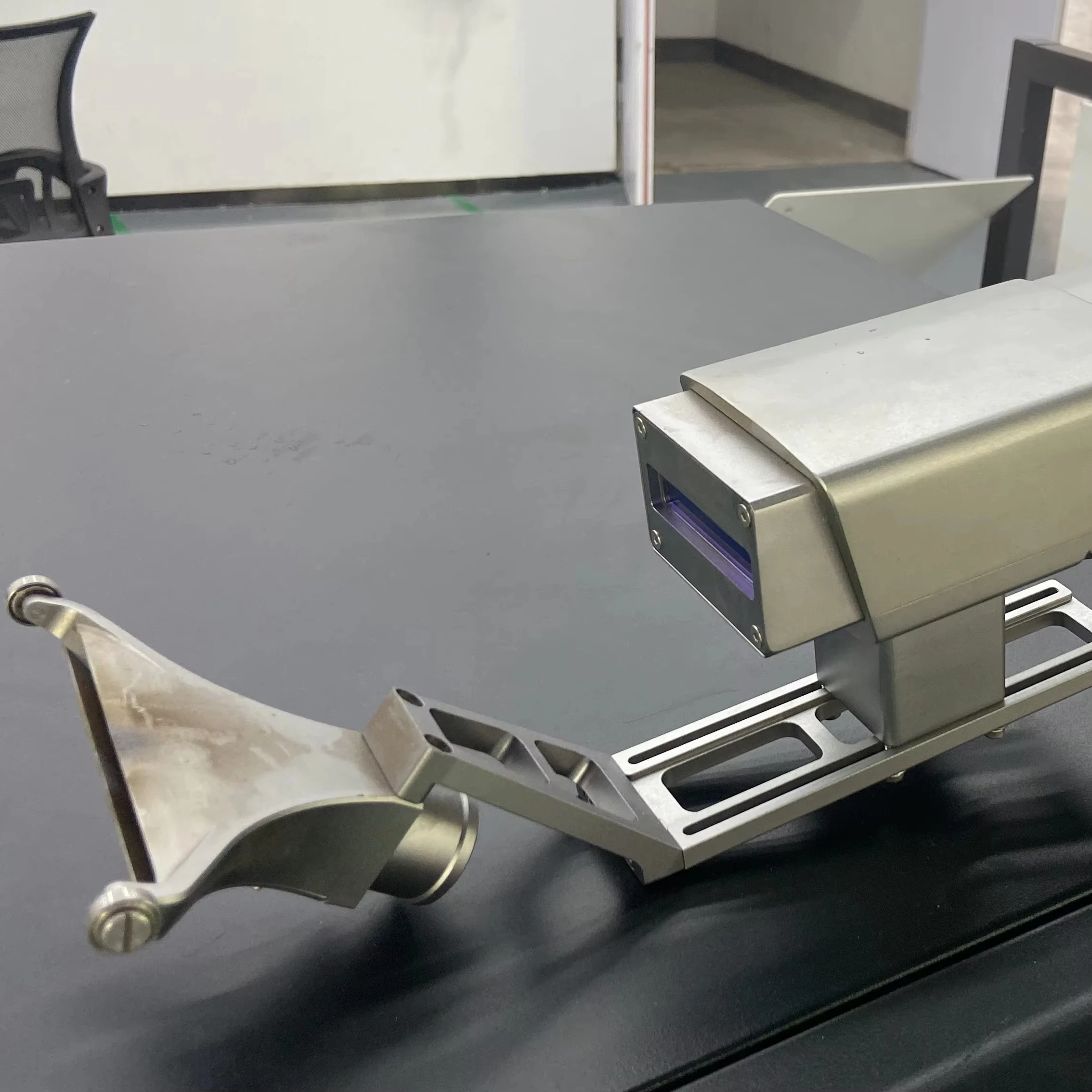 New 200W pulsed laser cleaning machine with fiber laser for metal and stainless steel