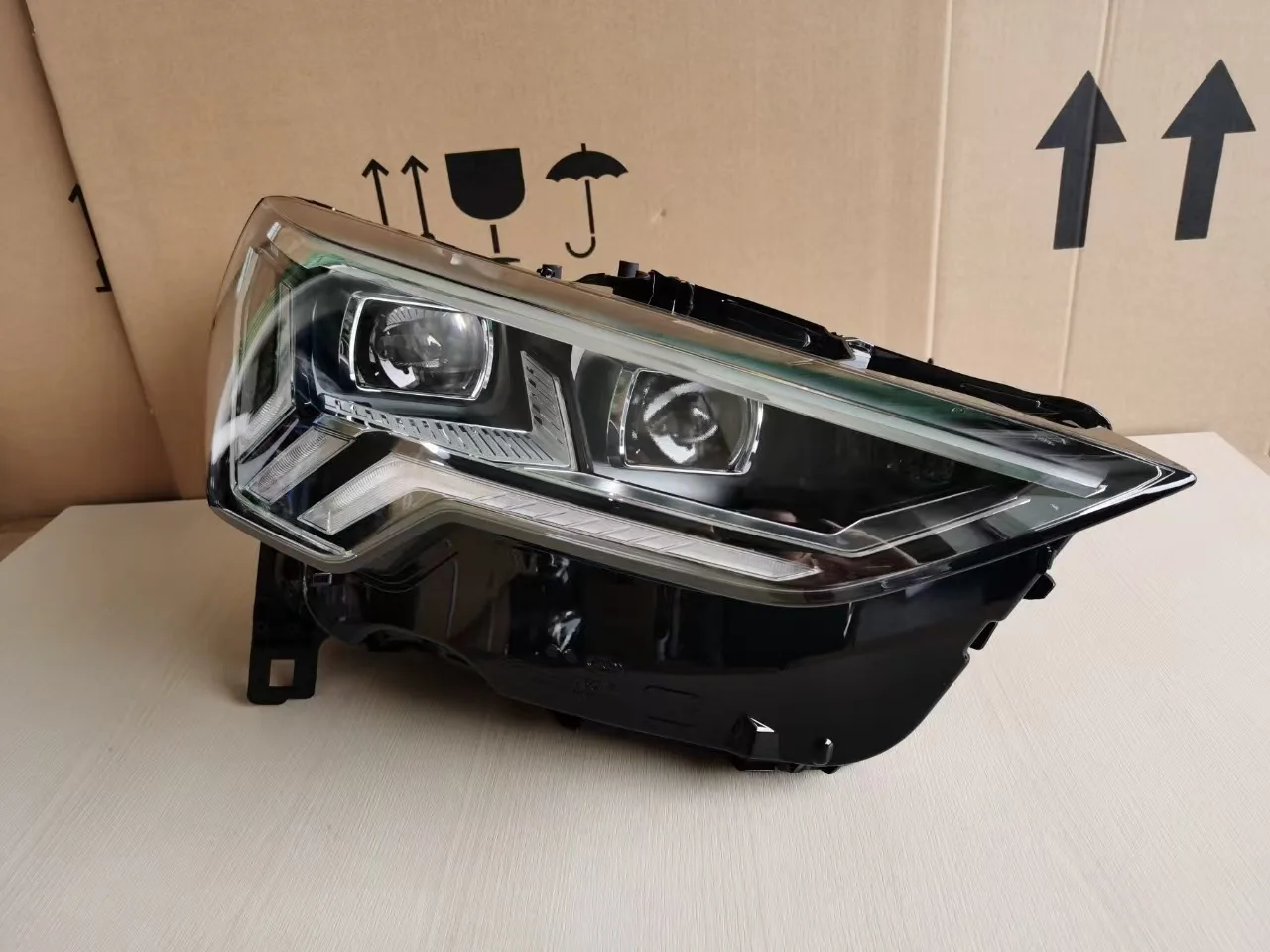 

Suitable for 2021-2024 AUDI Audi Q3 Headlights LED Headlights High-end Semi-assembly 83A941036