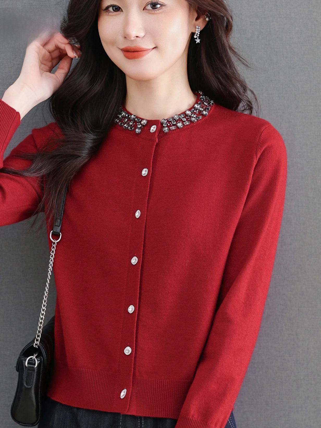 

Весенний модный красный вязаный кардиган с богатой отделкой, женский топ с круглым вырезом для полных женщин, удобный крой
