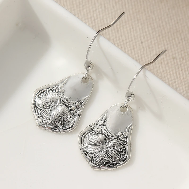 Vintage Silberfarbene Blumen-Ohrhänger für Damen Metall Handgeschnitzte Geometrische Ohrringe für Party und Alltag – Detail 4
