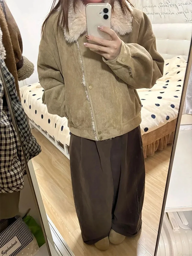 เสื้อแจ็คเก็ตผู้หญิงแบบมีปกขนแกะสไตล์เรโทร สำหรับฤดูหนาว ให้ความอบอุ่น ผลิตจากหนังและขนสัตว์ ดีไซน์ลำลองทรงหลวม ผลิตจากเส้นใยโพลีเอสเตอร์