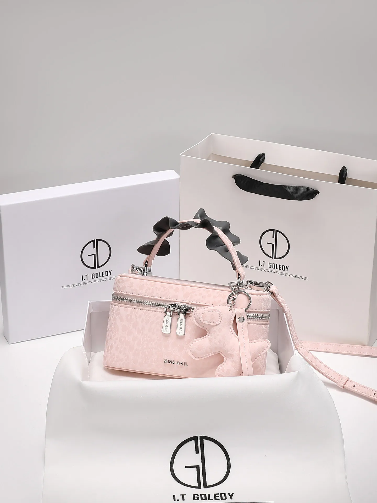 Luxury and Elegant Handheld Box Bag with Unique Pattern and Beautiful Pendant Decoration 2026 Women's New Fashion Crossbody Bag