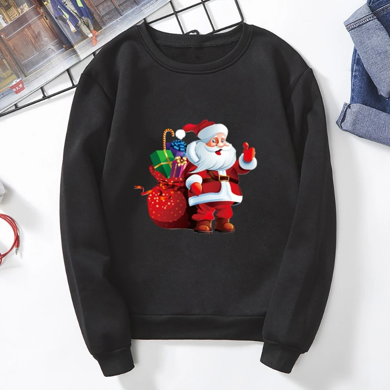 La nueva colección navideña presenta sudaderas con capucha y cuello redondo con estampado de Papá Noel tanto para hombres como para mujeres, llevan un Navidad