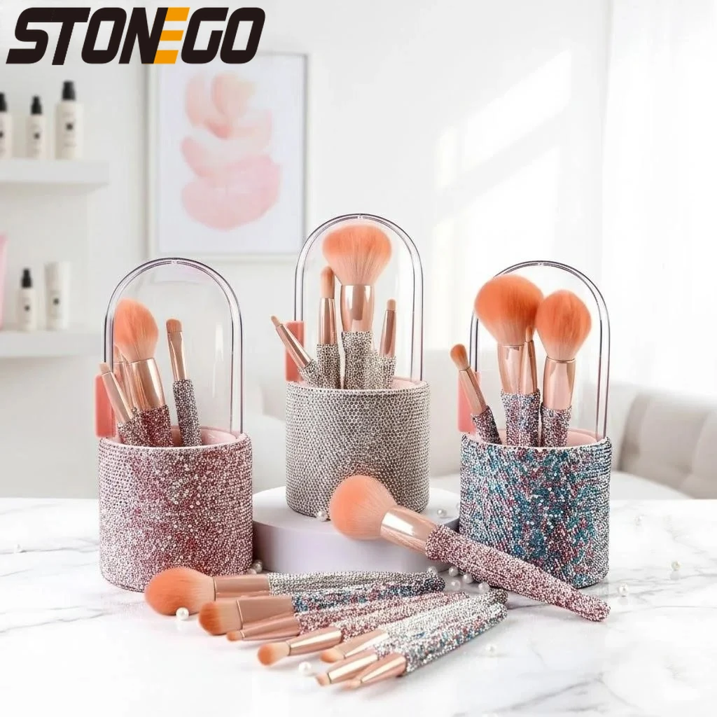 

Набор из 8 профессиональных кистей для макияжа: для пудры, консилера, теней для век. Набор косметических инструментов.