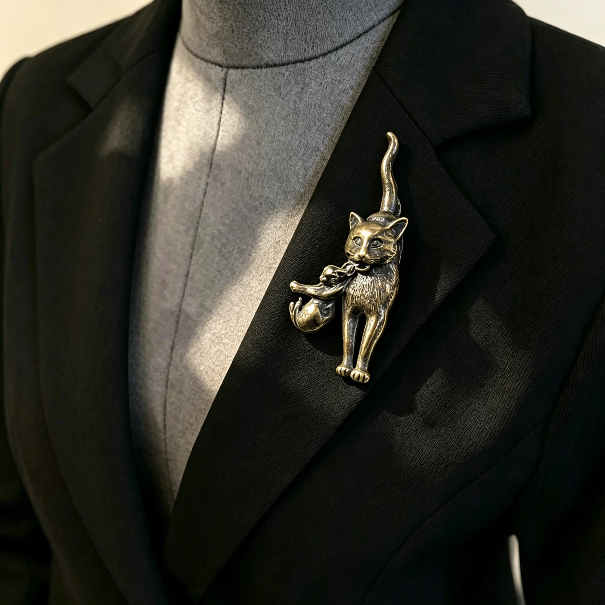 Essh&Pule Vintage Cat Kitten Brooch Retro Metal Mother Cat Carrying Baby Kitten Lapel Pin Suit Scarf Decor Unisex Jewelry Gift