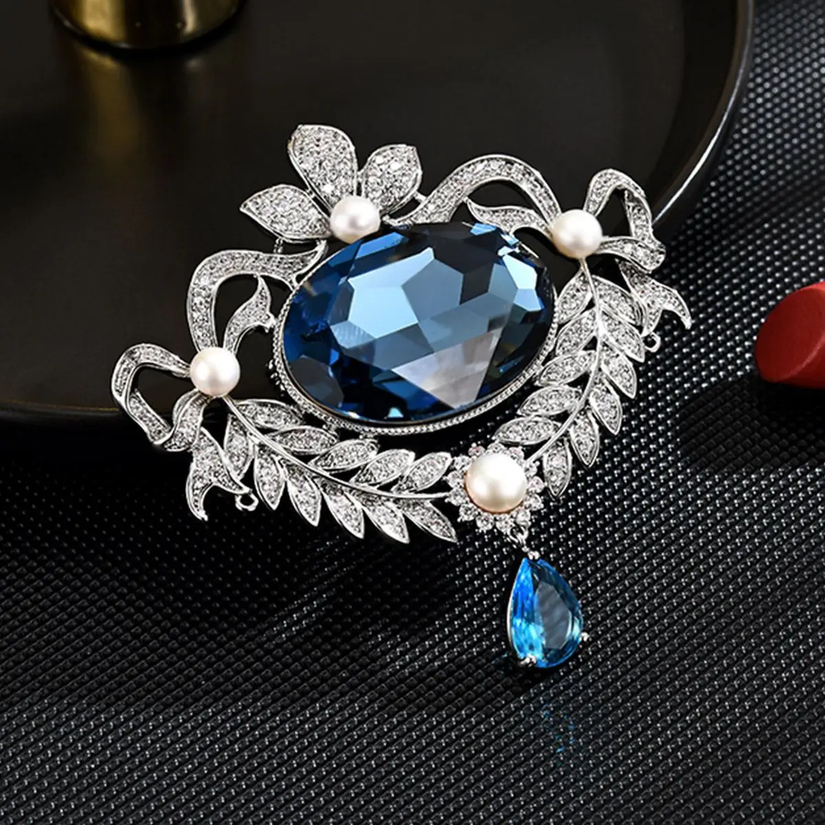 

Retro Palace Style Blue Crystal Pendant Brooches Luxury Zircon Exquisite Corsage High-end Design Female Suit Accessories Pins