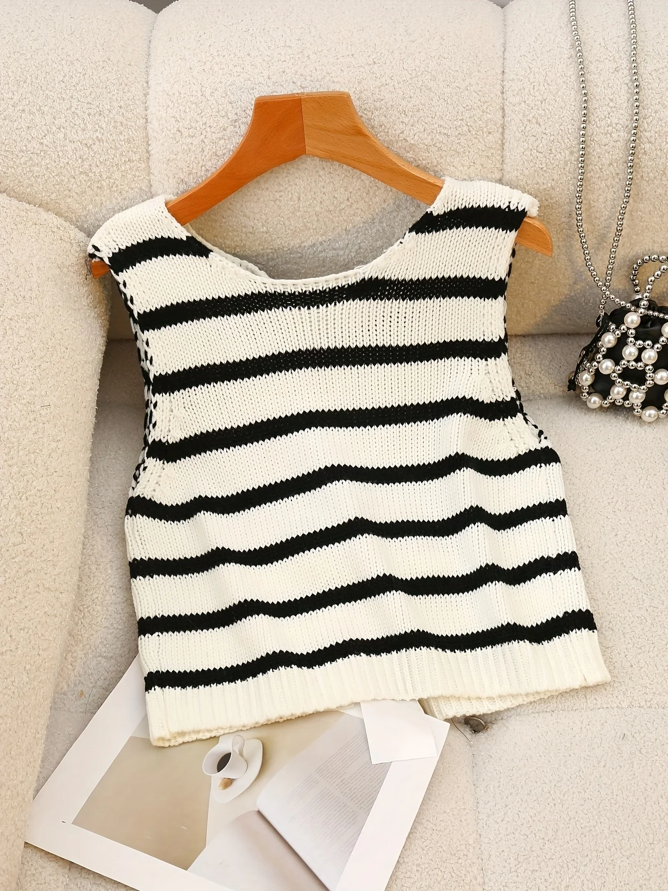 

Women's plus size knitted vest with bow design on the back, casual and fashionable, suitable for spring and summer