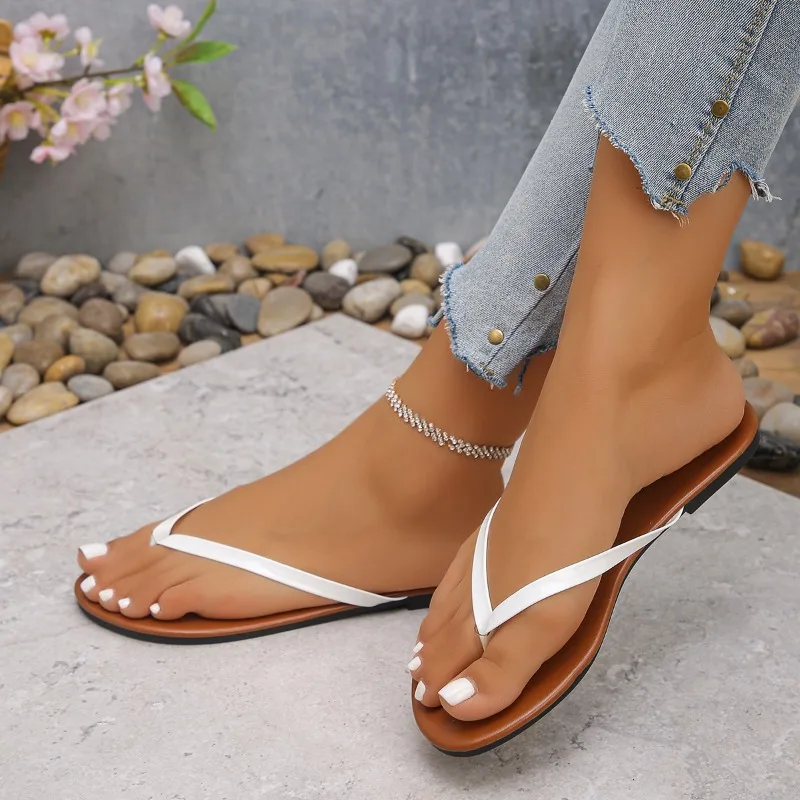 Zapatillas de mujer 2025 Verano Nueva moda e informal Plataforma fina Clip Toe Zapatillas de playa al aire libre Oferta especial Chanclas