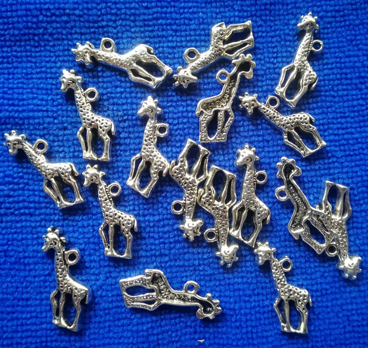 750pcs Tibetan Silver Metal Giraffe Charms A10577