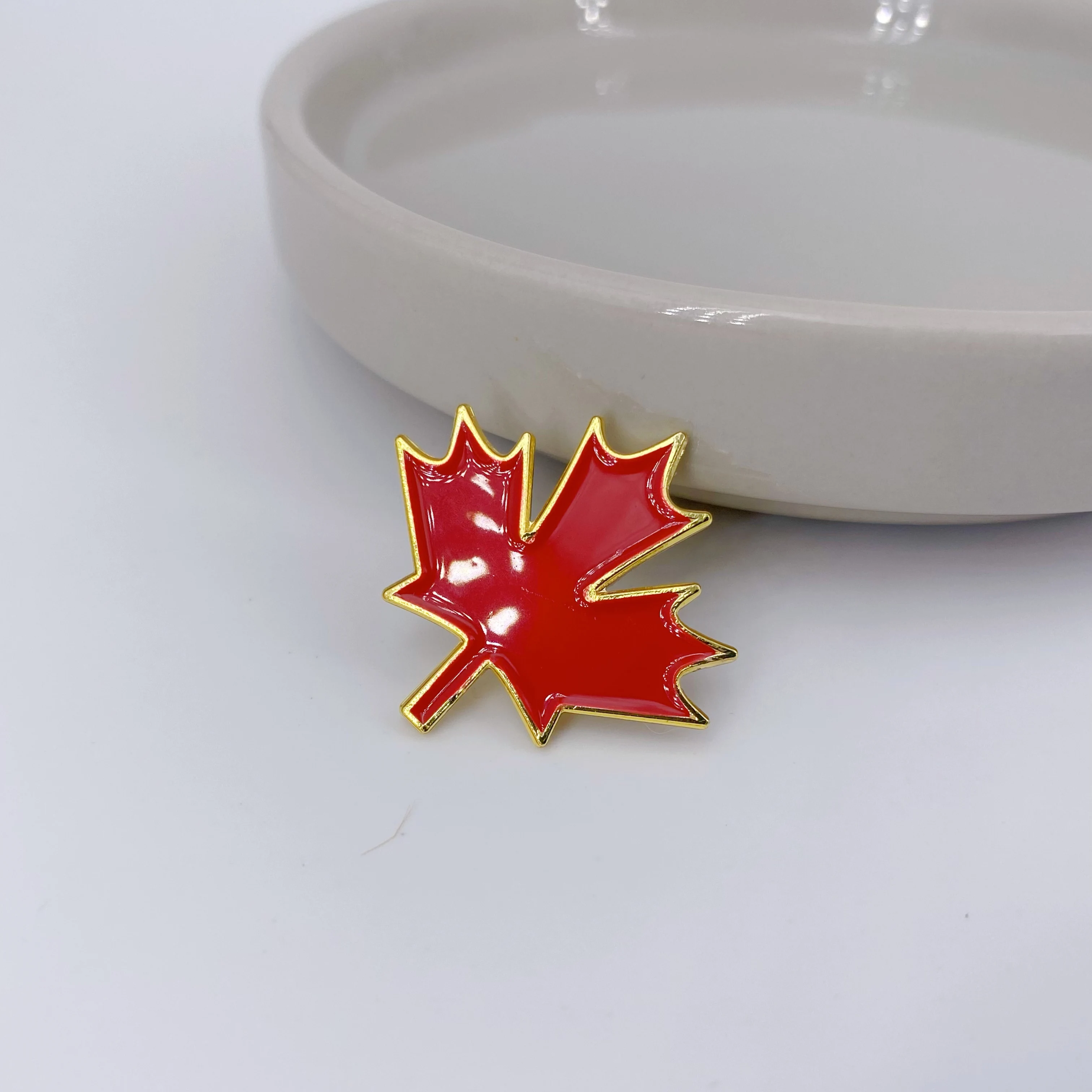 دبابيس مابل دبابيس أوراق المينا شارات طية صدر السترة لحقيبة الملابس الخريفية على ظهره ديكورات المجوهرات