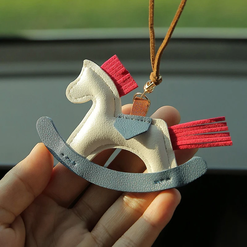 Hochwertiger Pony-Auto-Anhänger aus Leder, Rückspiegel, hängende Dekoration, niedliches Innenzubehör für die Autodekoration
