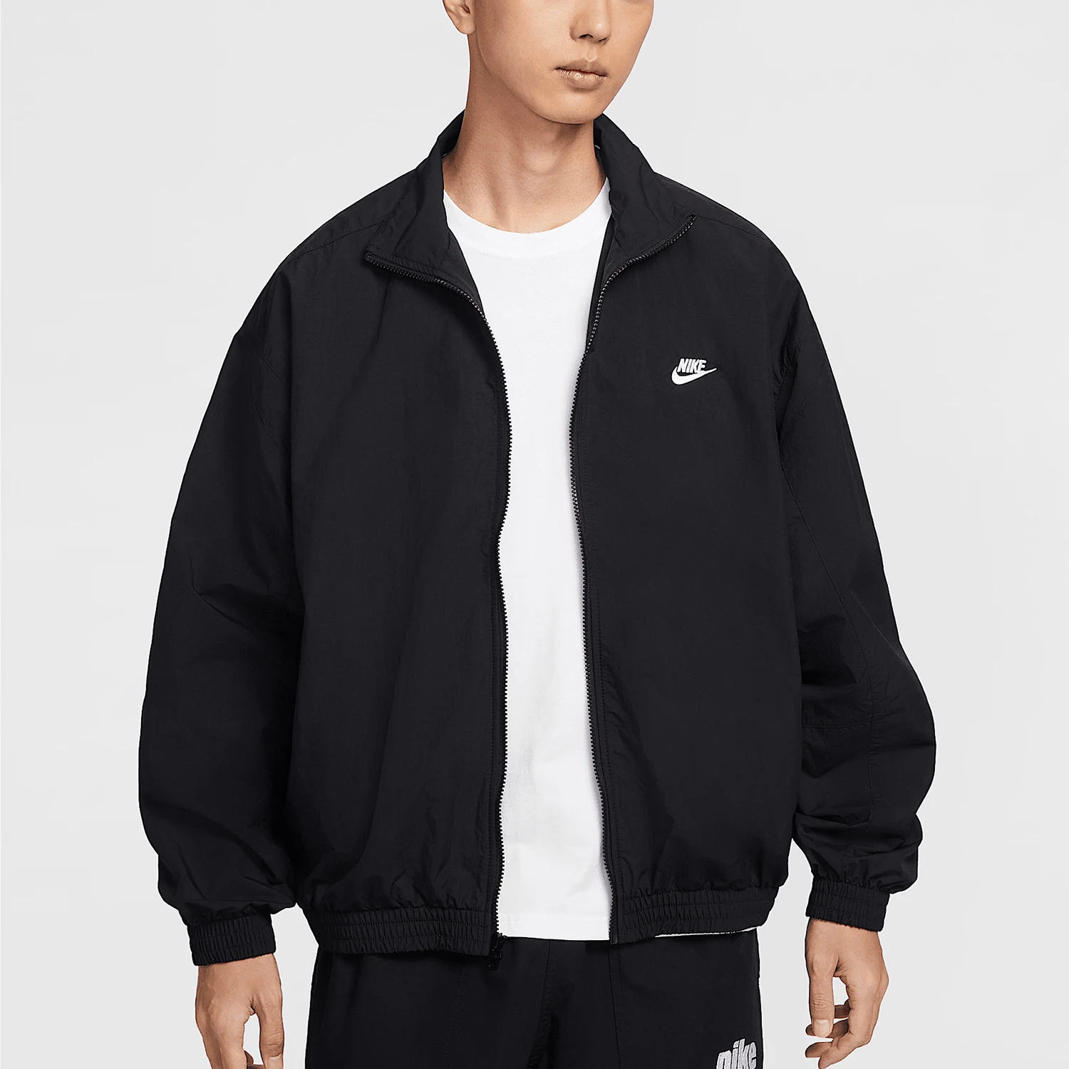 

Официальная мужская куртка свободного кроя с воротником-стойкой Nike OVERSIZE HQ6110-010