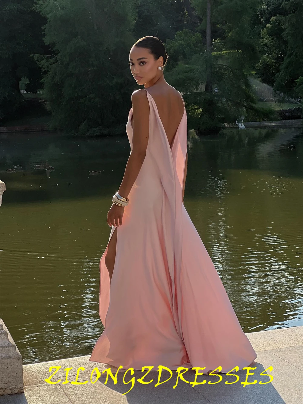 فستان سهرة فاخر من الساتان الوردي مخصص، فساتين رائعة بدون أكمام لحفلات العودة للوطن، فساتين حفلات مفتوحة الظهر بدون ظهر