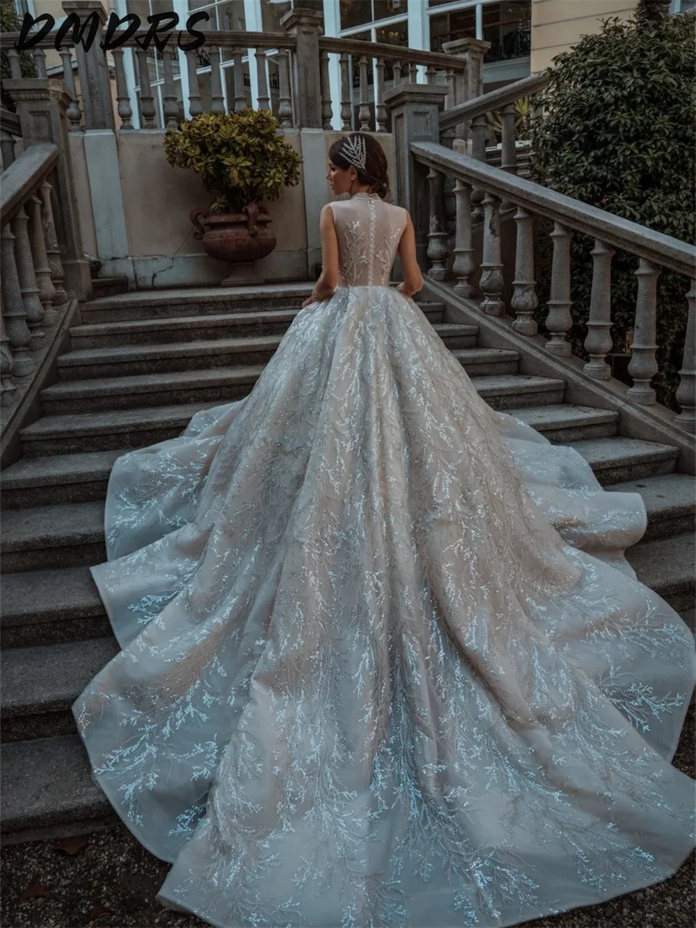 Luxurious Sleeveless Bridal Gowns Charming Applique Wedding Gown Charming Floor-Length Bridal Dress Customized Vestidos De Novia