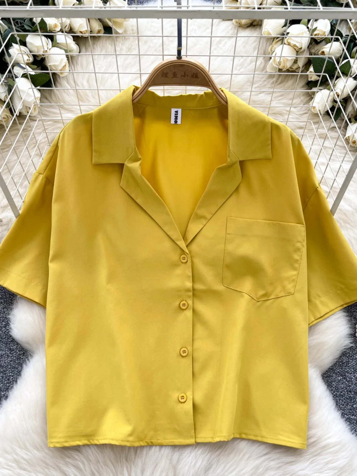 Damska bluzka ort Sve, koreańska moda, wyszczuplająca, uniwersalna, z kołnierzykiem, luźny krój, elegancki design, odzież z wysokiej jakości materiałów.