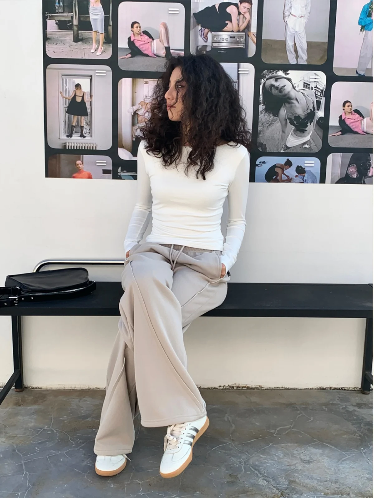 Gogo Burn White round Neck Long Sleeve Short T-Shirt Women's Spicy Girl Tight Fit Base Shirt Street Style Spring Summer