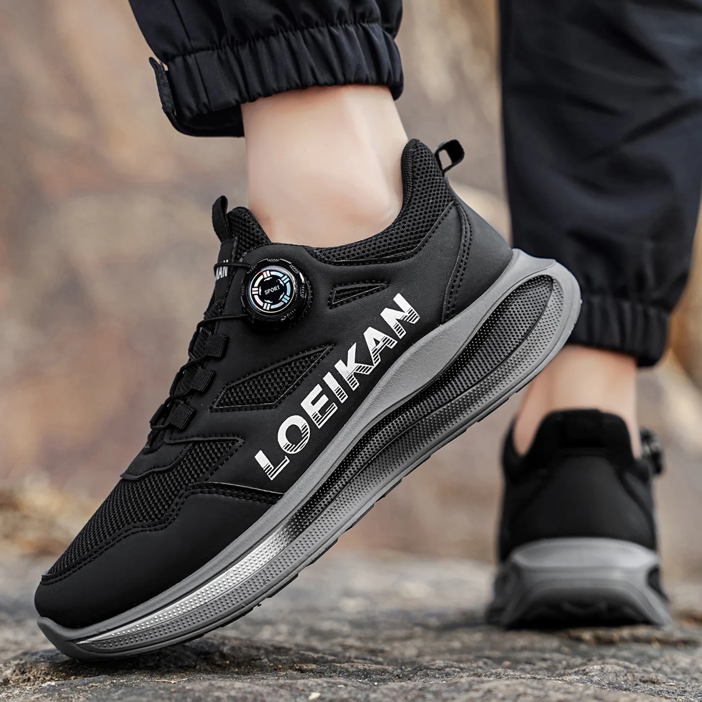 Men's All-Season Outdoor Casual Hiking Shoes, Comfortable and Breathable, Featuring a Twist Buckle Design.