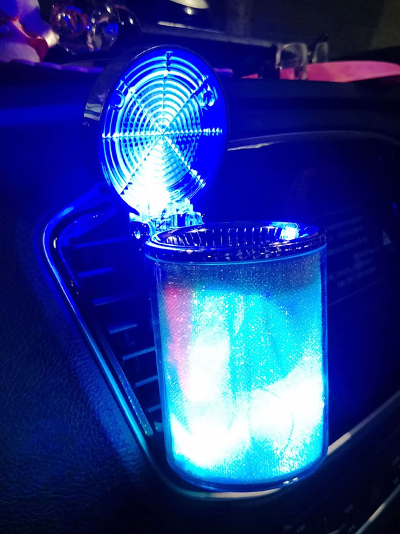 

1pc manufacturers direct supply color ashtray with LED light outlet Car ashtray Car ashtray