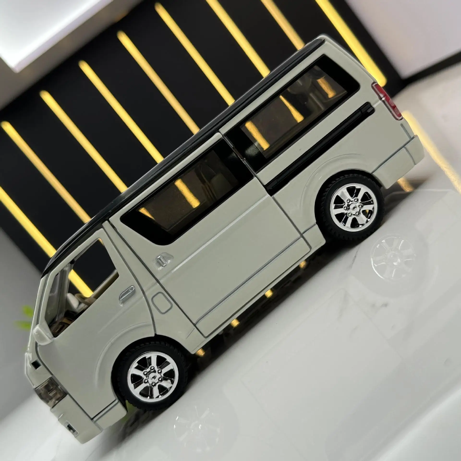 Modelo de coche de negocios Toyota Hiace 1:32, decoración con sonido y luz, apertura de puerta, juguete para niños, regalo F366