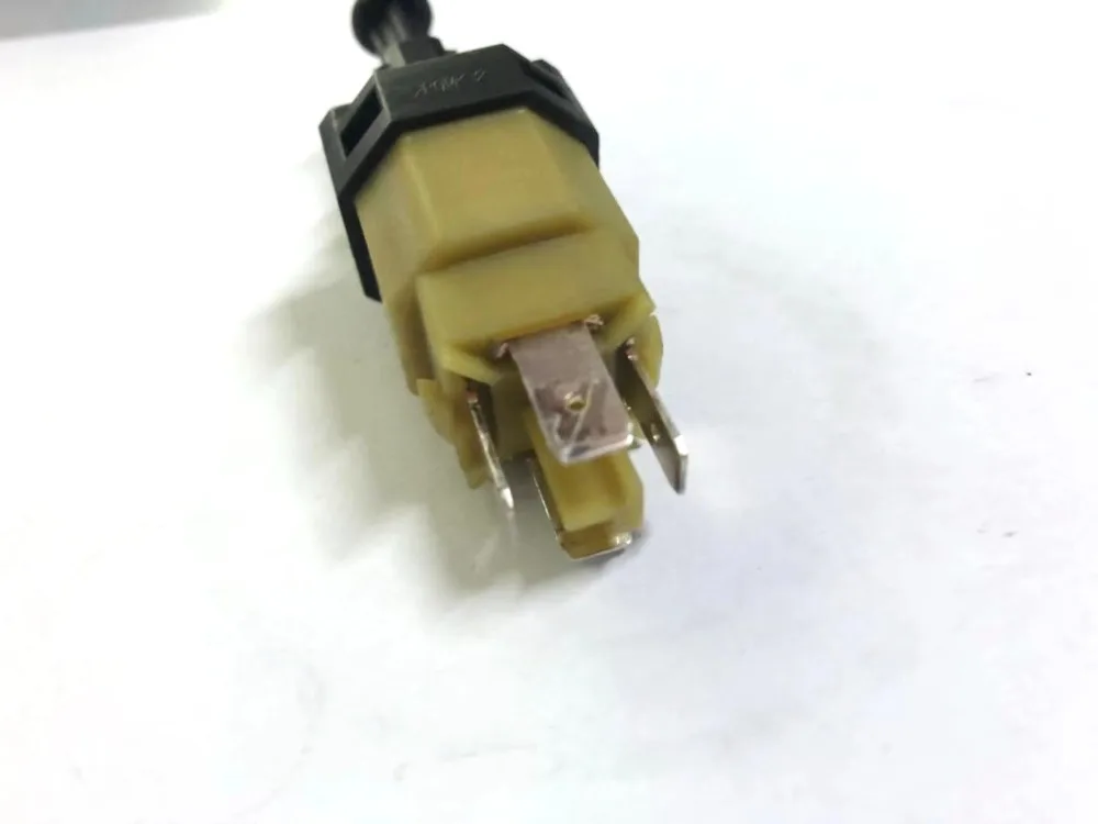 original Brake Switch for Chinese CHERY ARRIZO 3 5 TIGGO QQ E3 E5 x1 G5 A3 A5 Auto car motor parts S18-3720030 high quality