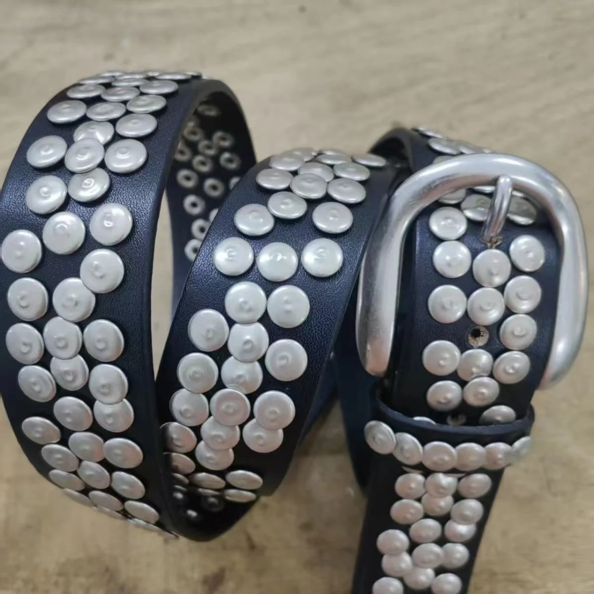 Designerski damski pasek w stylu punk z okrągłymi ćwiekami, ze sprzączką, skórzana osobowość uliczna — zdjęcie 6