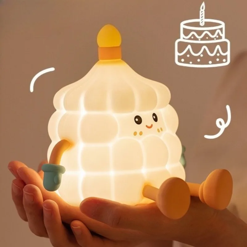 

Ночник в виде торта на день рождения с функцией трехступенчатой регулировки яркости, декоративный элемент для прикроватной тумбочки во время сна.