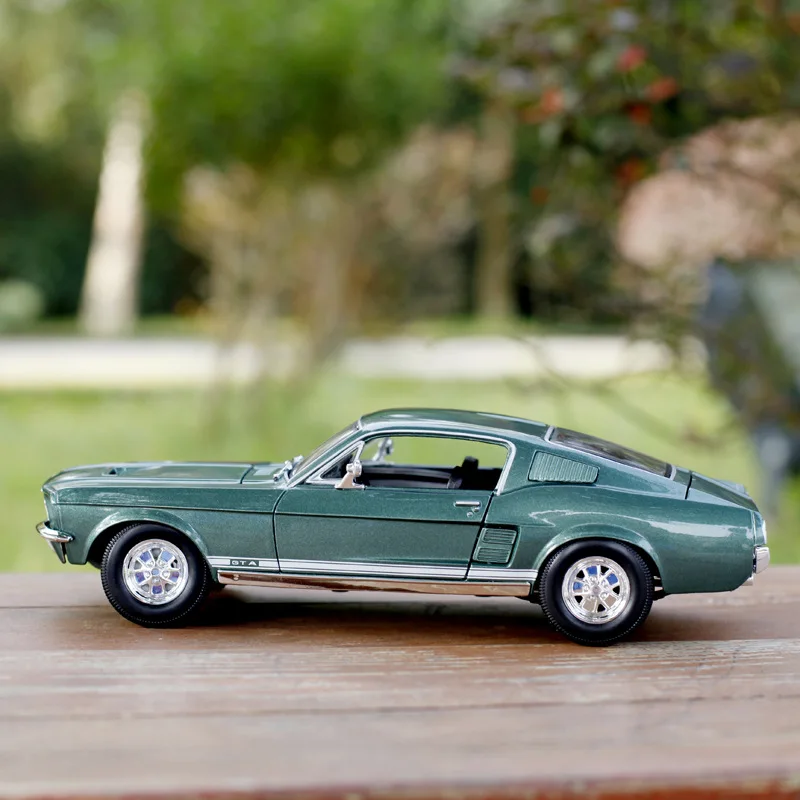 Hot selling 1:18 Ford Mustang GT 1967 muscle car simulation alloy car model boy birthday gift collection toy ornaments