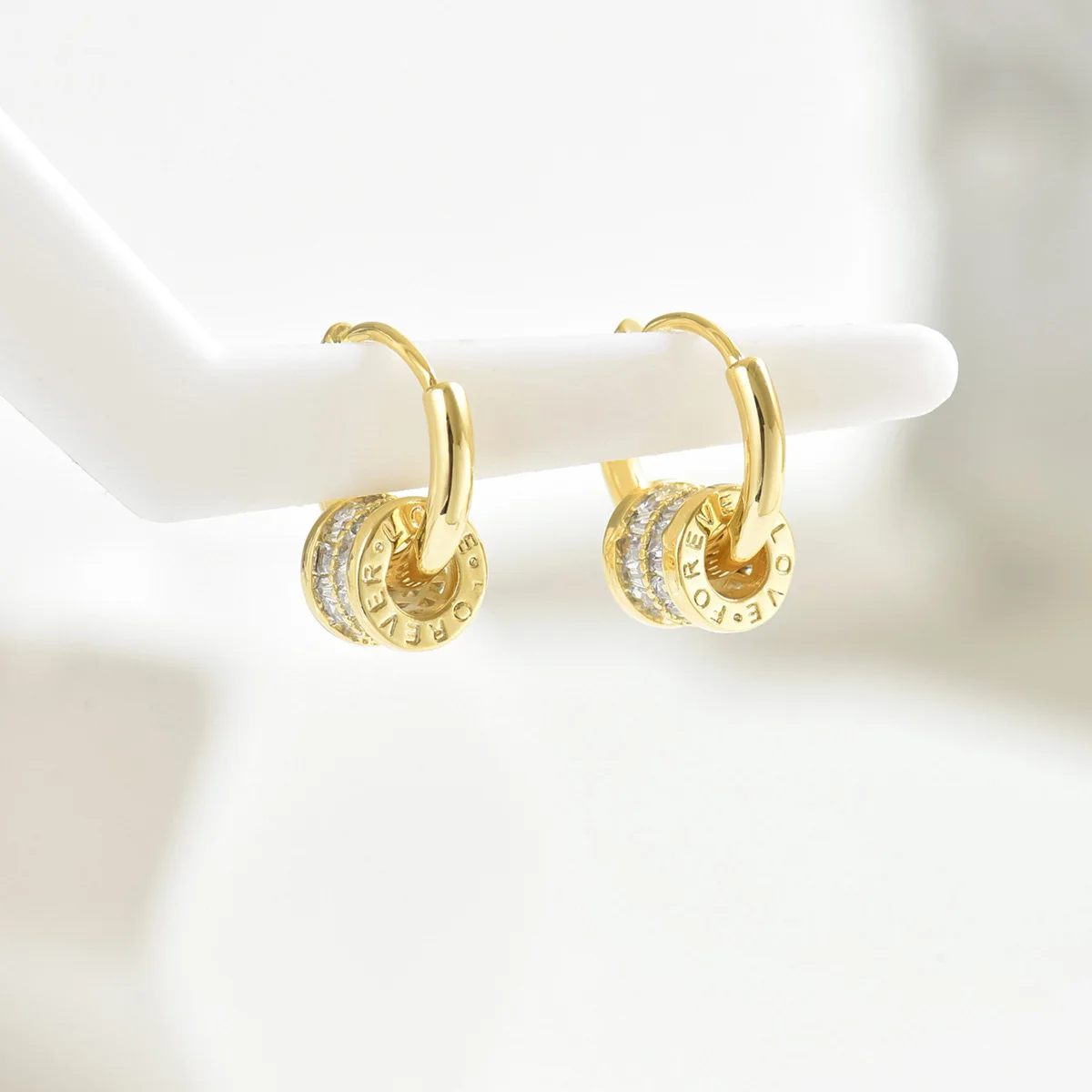 

Exquisite Round Zircon Huggies Hoop Earrings for Women Luxury Temperament Charm Earrings French Jewelry