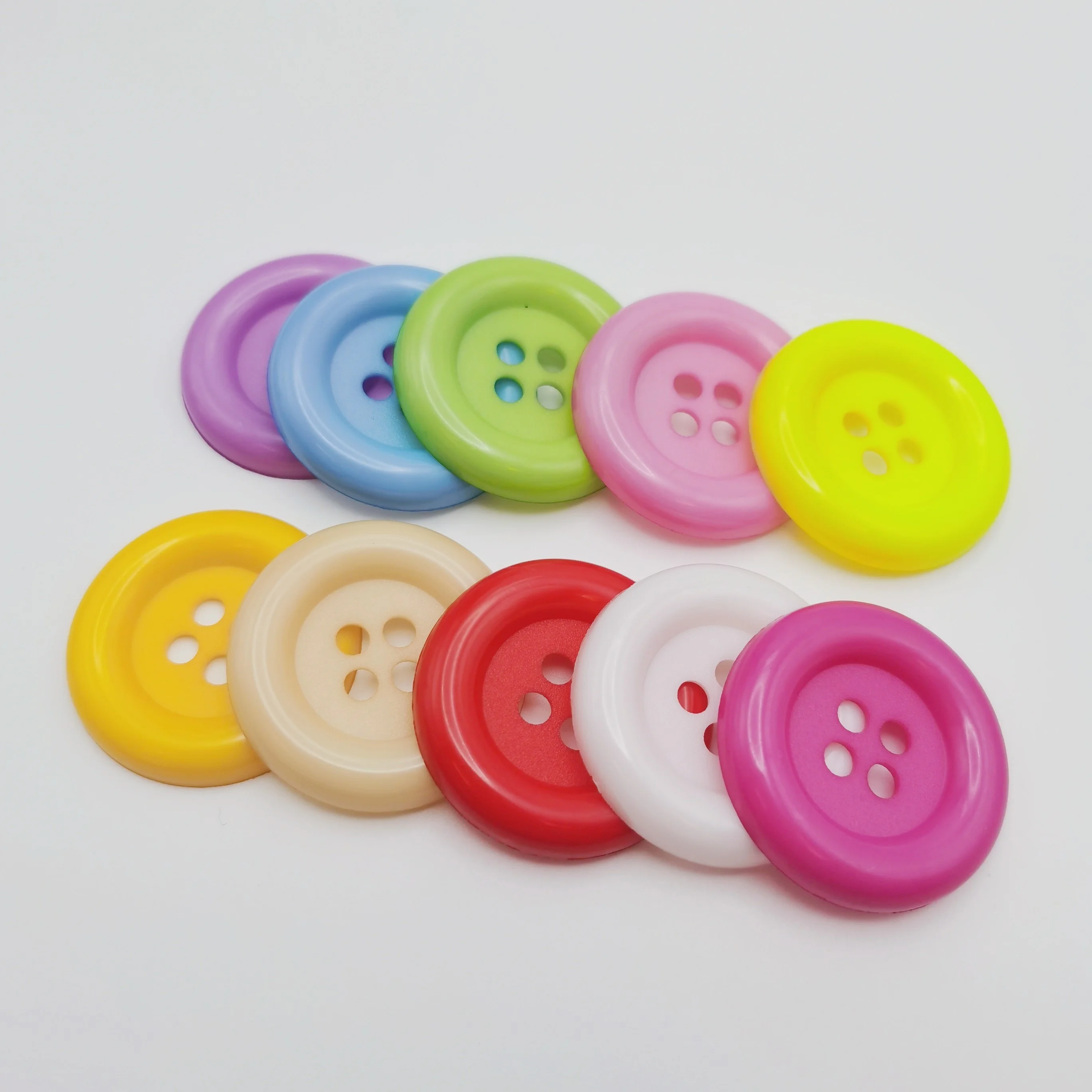 50 Stück gemischte 48mm große runde Plastikknöpfe mit 4 Löchern für DIY-Bastelarbeiten, Scrapbooking, Kartenherstellung, Dekorationen, Nähzubehör – Detail 4