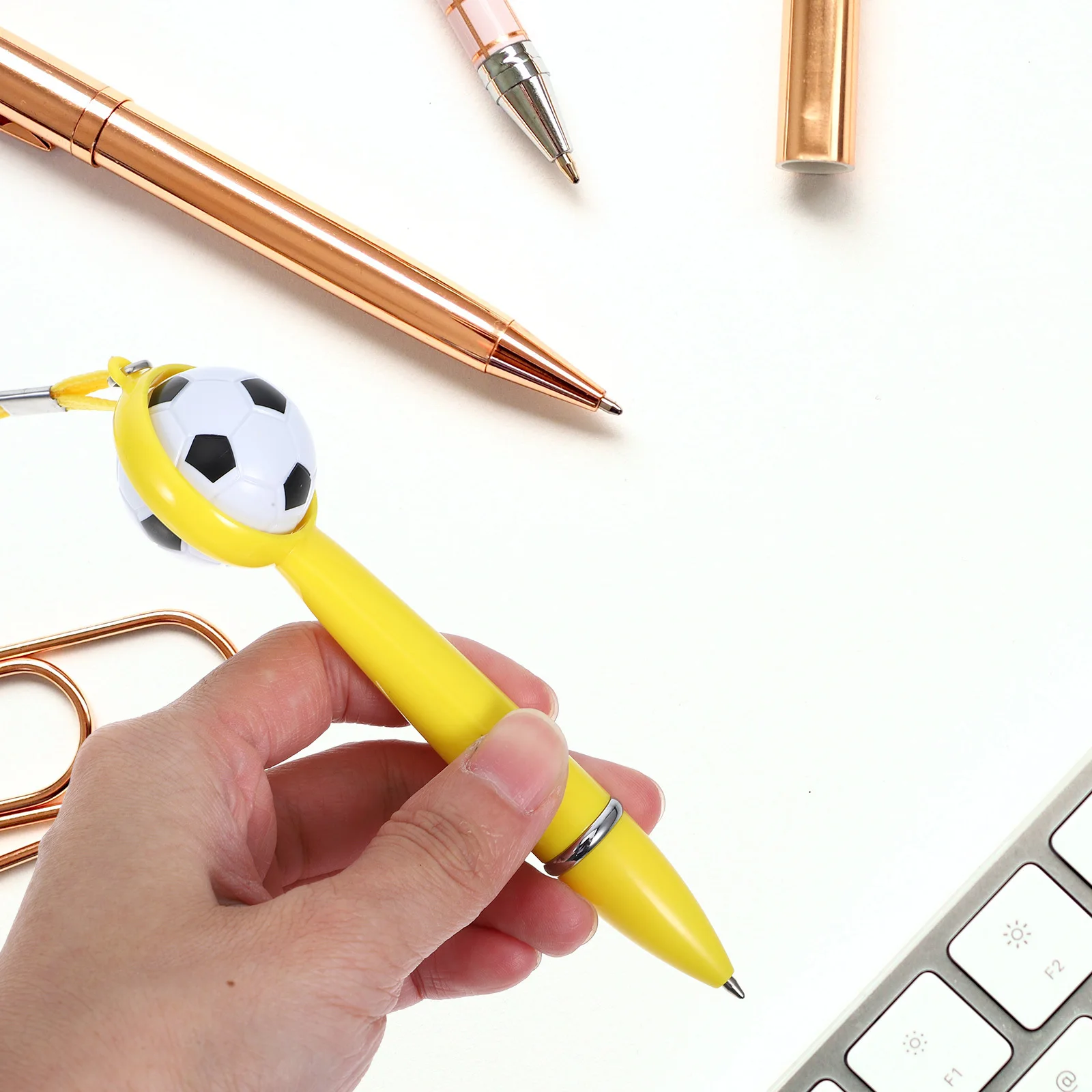 4 قطعة أقلام حبر جاف لكرة القدم شكل السلس الكتابة قبضة مريحة الحبل تصميم اللوازم المكتبية أقلام القرطاسية الكرتون ل #5