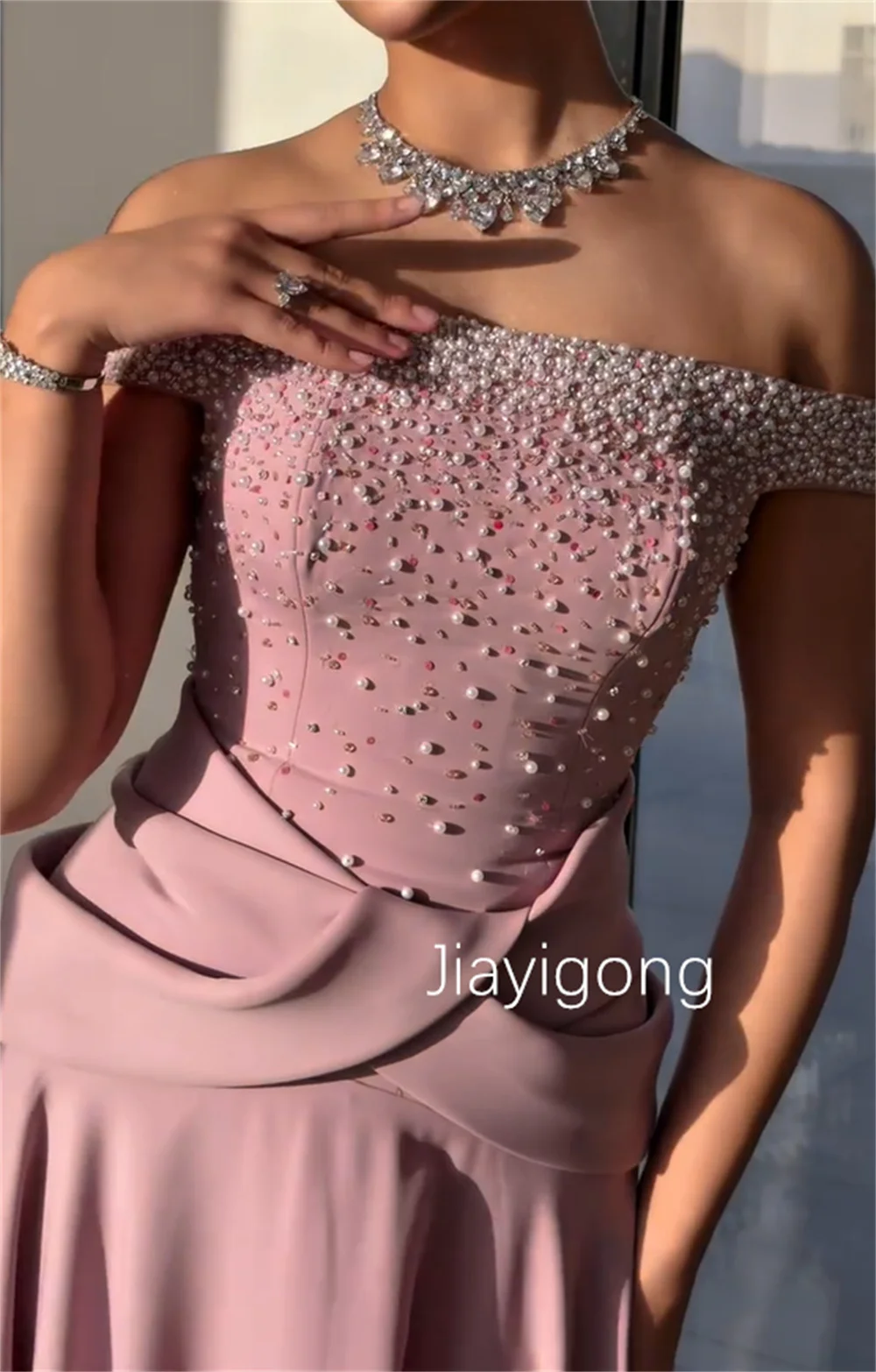 Maßgeschneiderte schlichte Jersey-Faltenperlen-A-Linie, schulterfreie lange Kleider, maßgeschneiderter Anlass, Promi-Exquisit