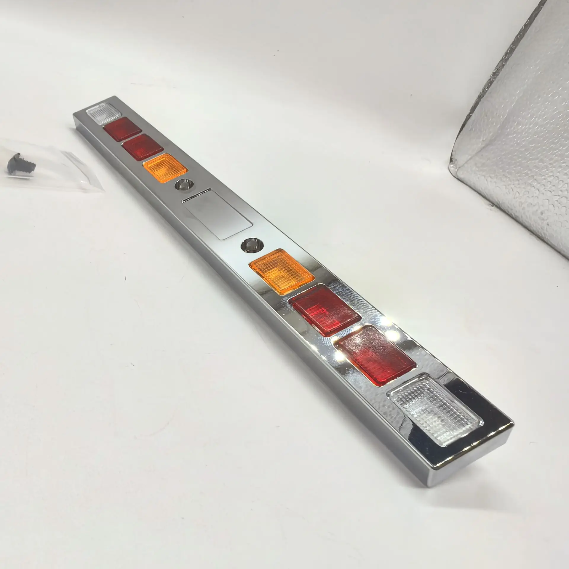 

LESU Metal Rear Bumper Taillight For 1/14 TAMIYA King Hauler Globe Liner Grand Hauler Rc Tractor Truck DIY Model Car Accessories