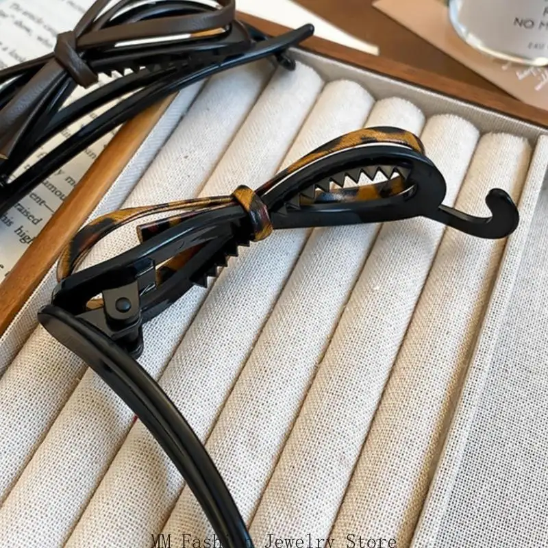 Bowknot Hair Clip with Decorative Plastic Styling Accessory for Medium to Long Hair and Full or Half-Up Hairstyles D0UB