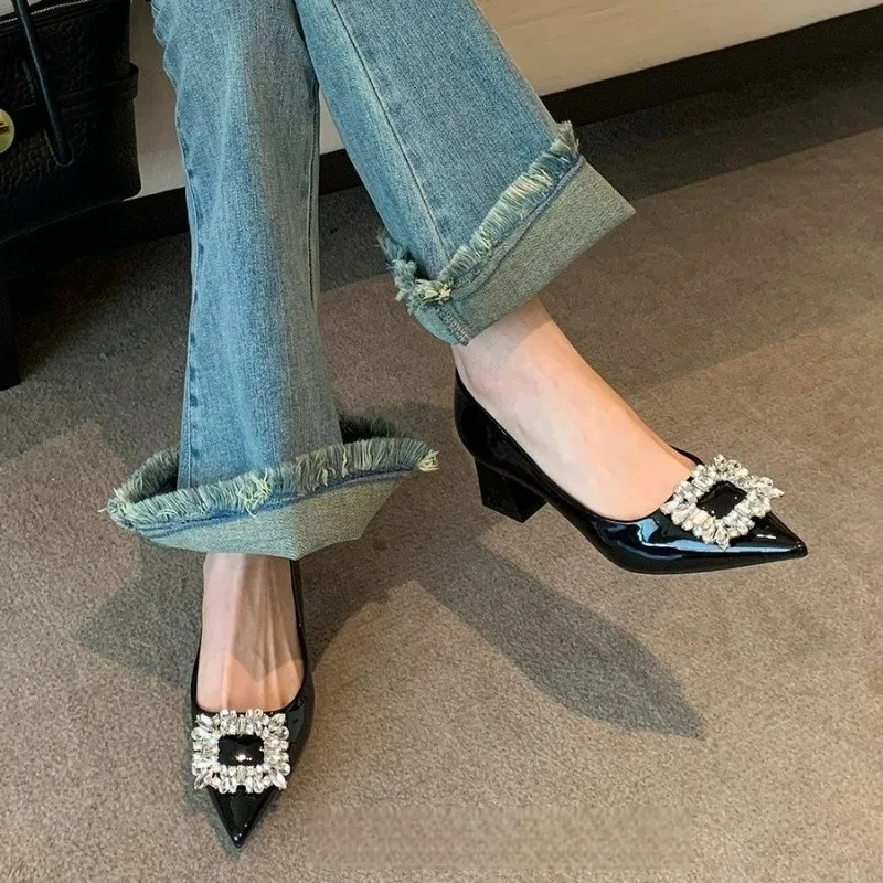 

Элегантные женские туфли-лодочки черного цвета на среднем каблуке с острым носком и кристаллами из страз