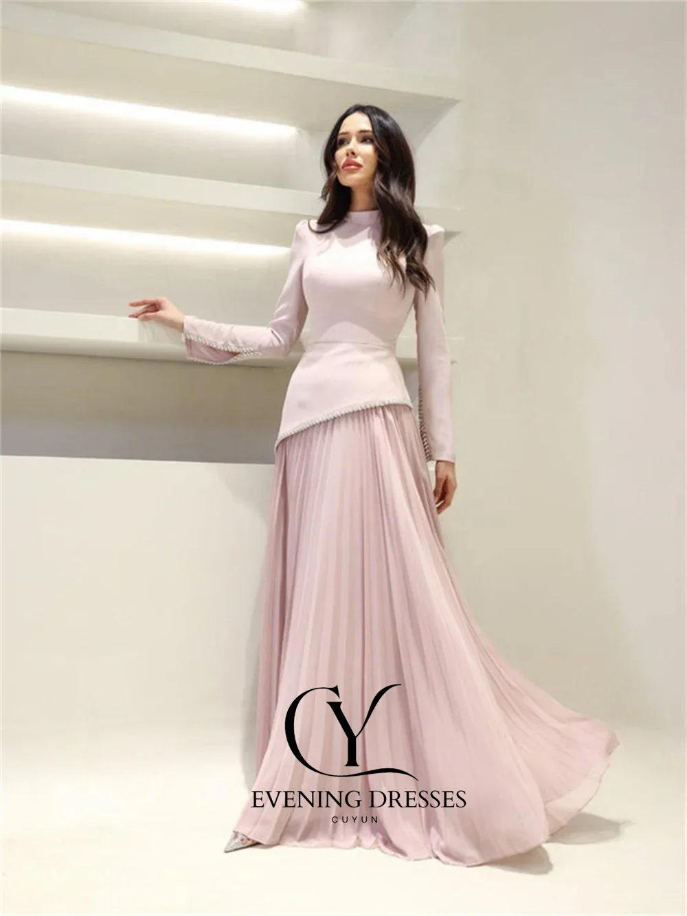 فستان سهرة وردي برقبة عالية من CUYUN 2026 بأكمام طويلة كريستال على شكل حرف a برباط مطوي بطول الأرض فستان حفلات الزفاف مخصص