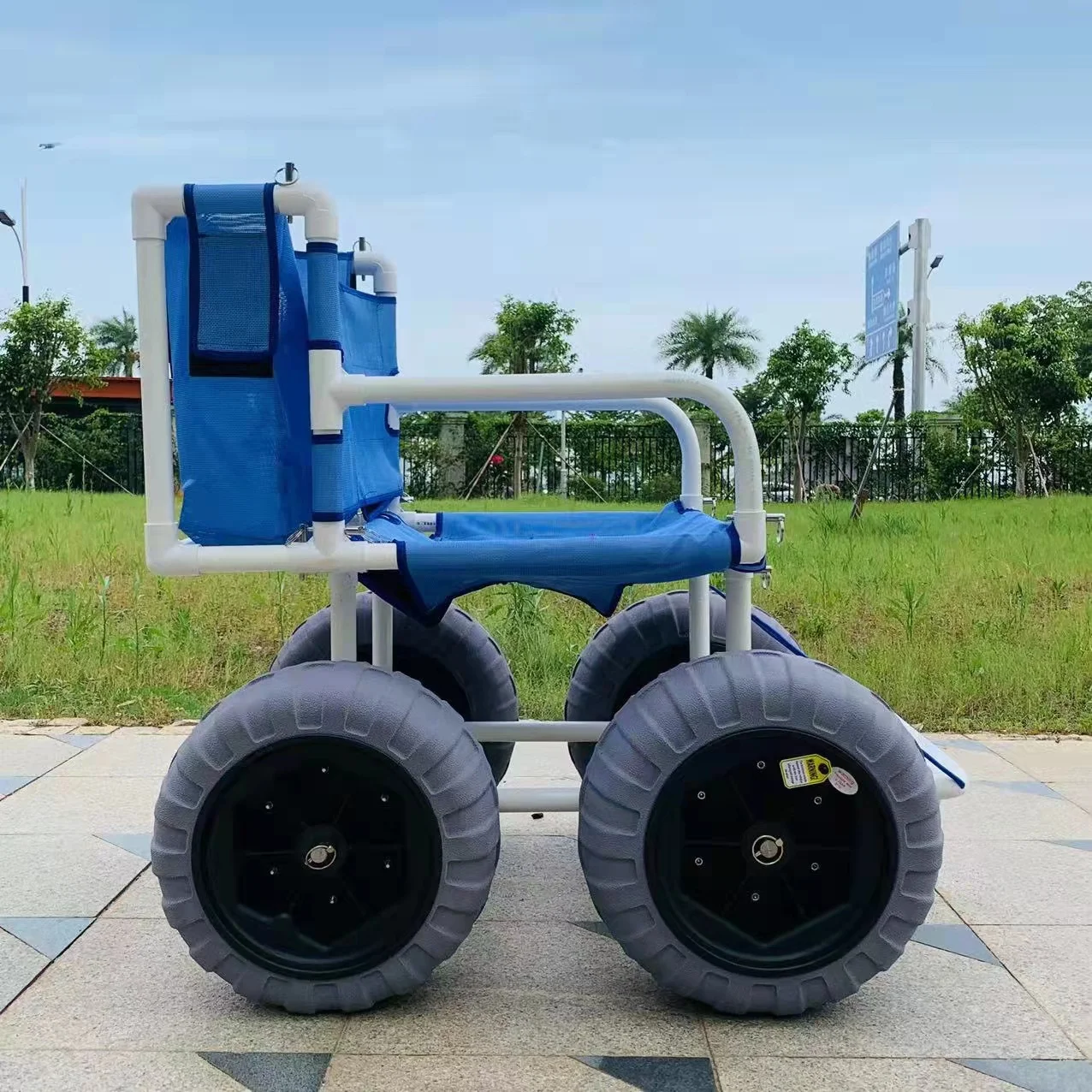 Kursi Roda Pantai dengan Roda Besar 16 Inci Kursi Roda Pasir Lipat PVC Kursi Roda Santai Ringan untuk Penyandang Cacat Nyaman