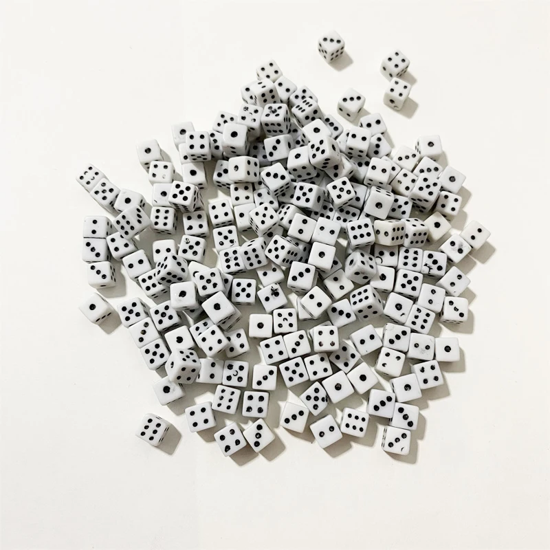 100 Pz 5*5*5mm Mini D6 Acrilico Gaming Punto Ad Angolo Retto Dadi Standard Cubo a Sei Facce Per accessori del Gioco Da Tavolo